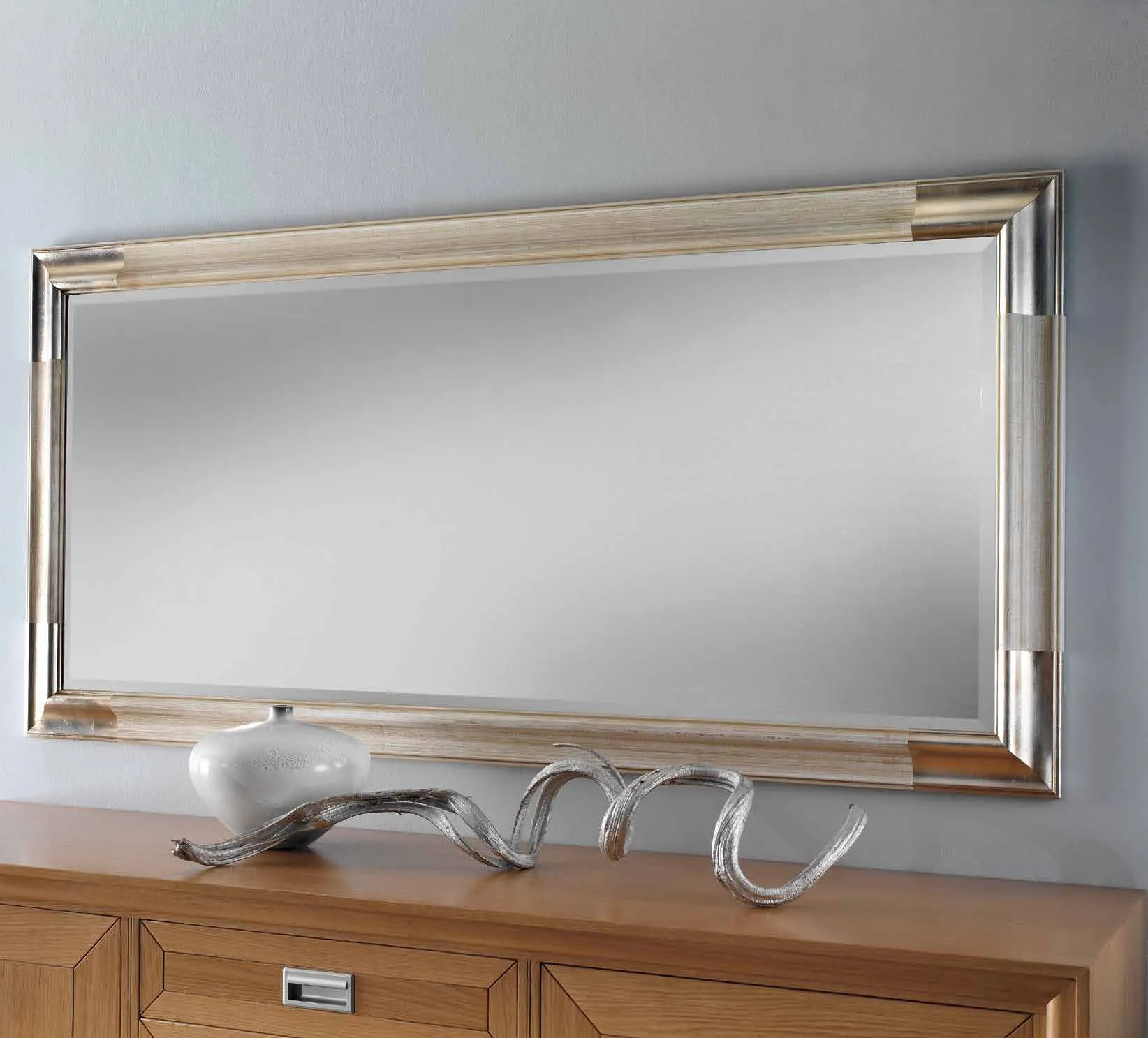 Specchiera SP 7680 Imba argentata lineare sopra un mobile in legno