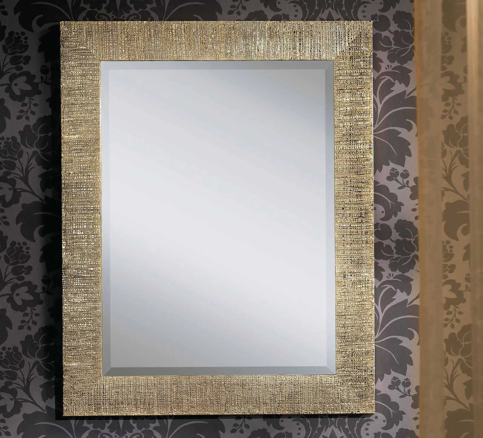 Specchiera SP 7940 Imba in oro graffiato su parete damascata
