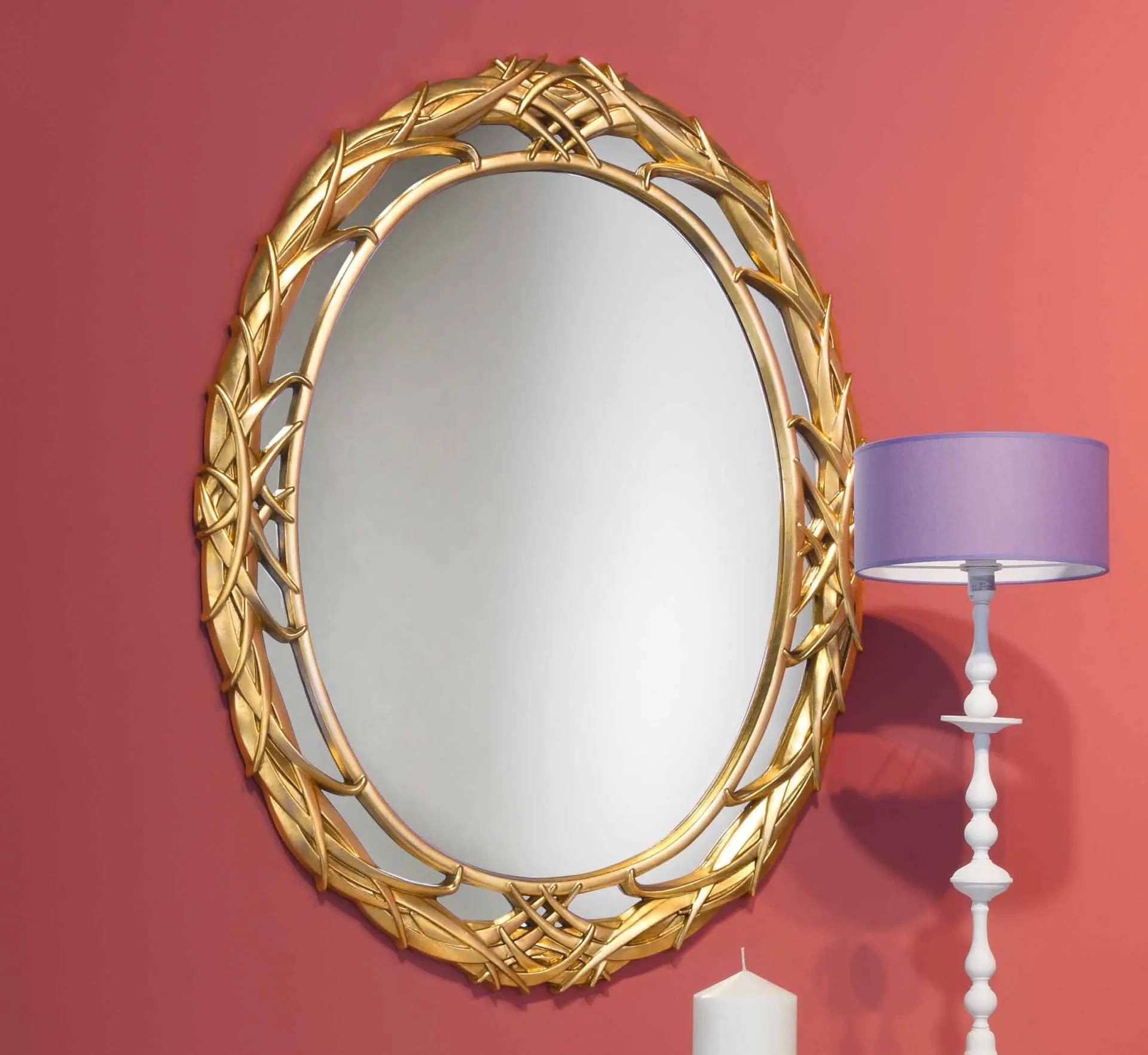 Specchiera ovale PL 5080 Imba dorata a nastro intrecciato su una parete rosa