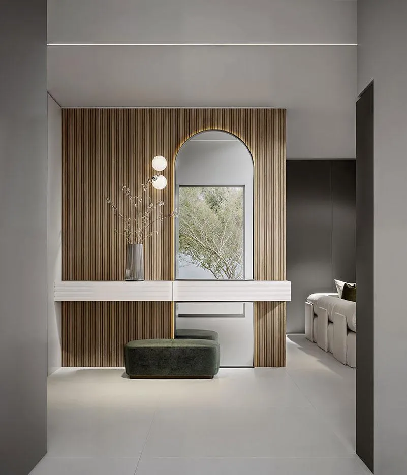 Specchiera ad arco Frame MobilGam in un ingresso in legno