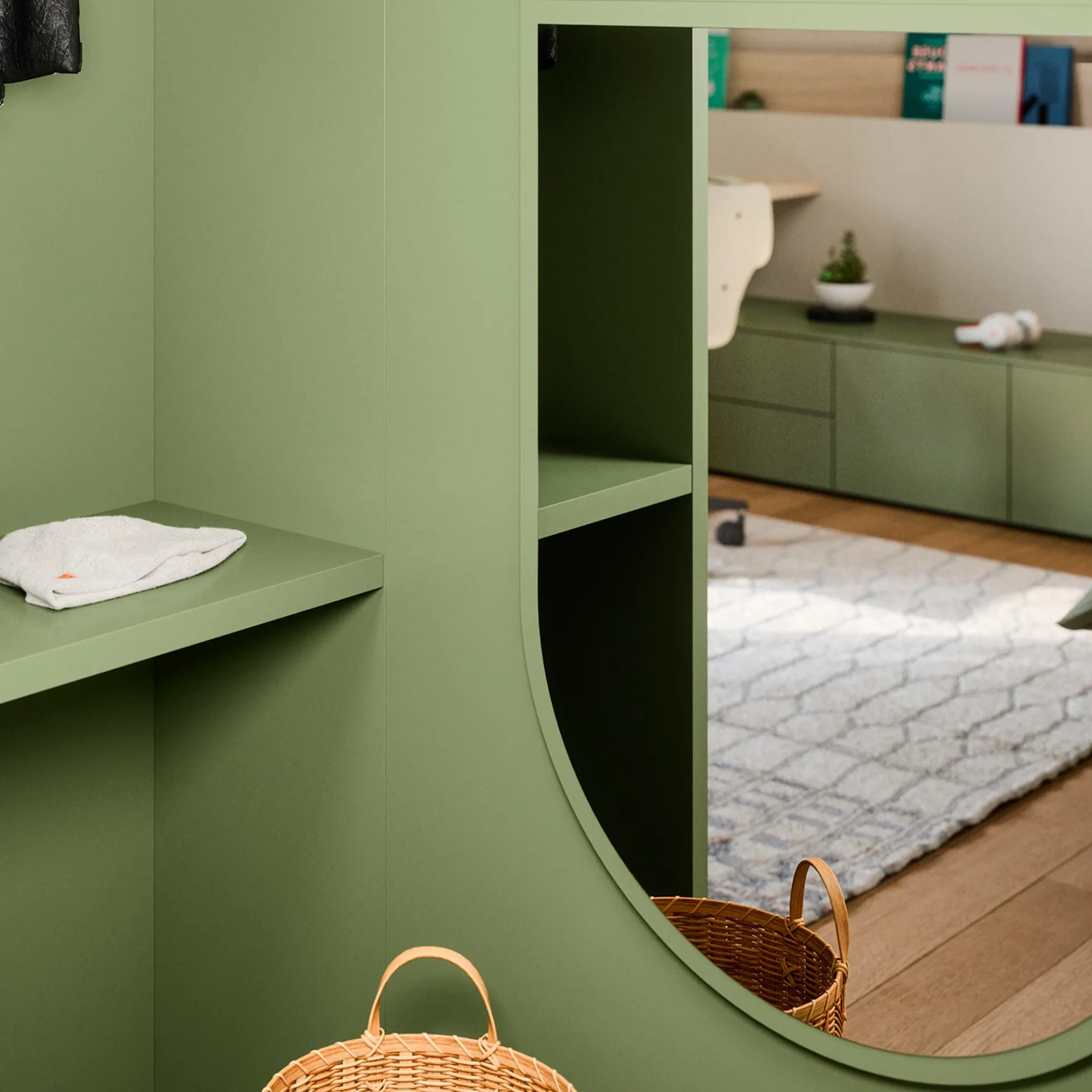 Specchio Window Nidi con cornice verde salvia accanto alla scrivania