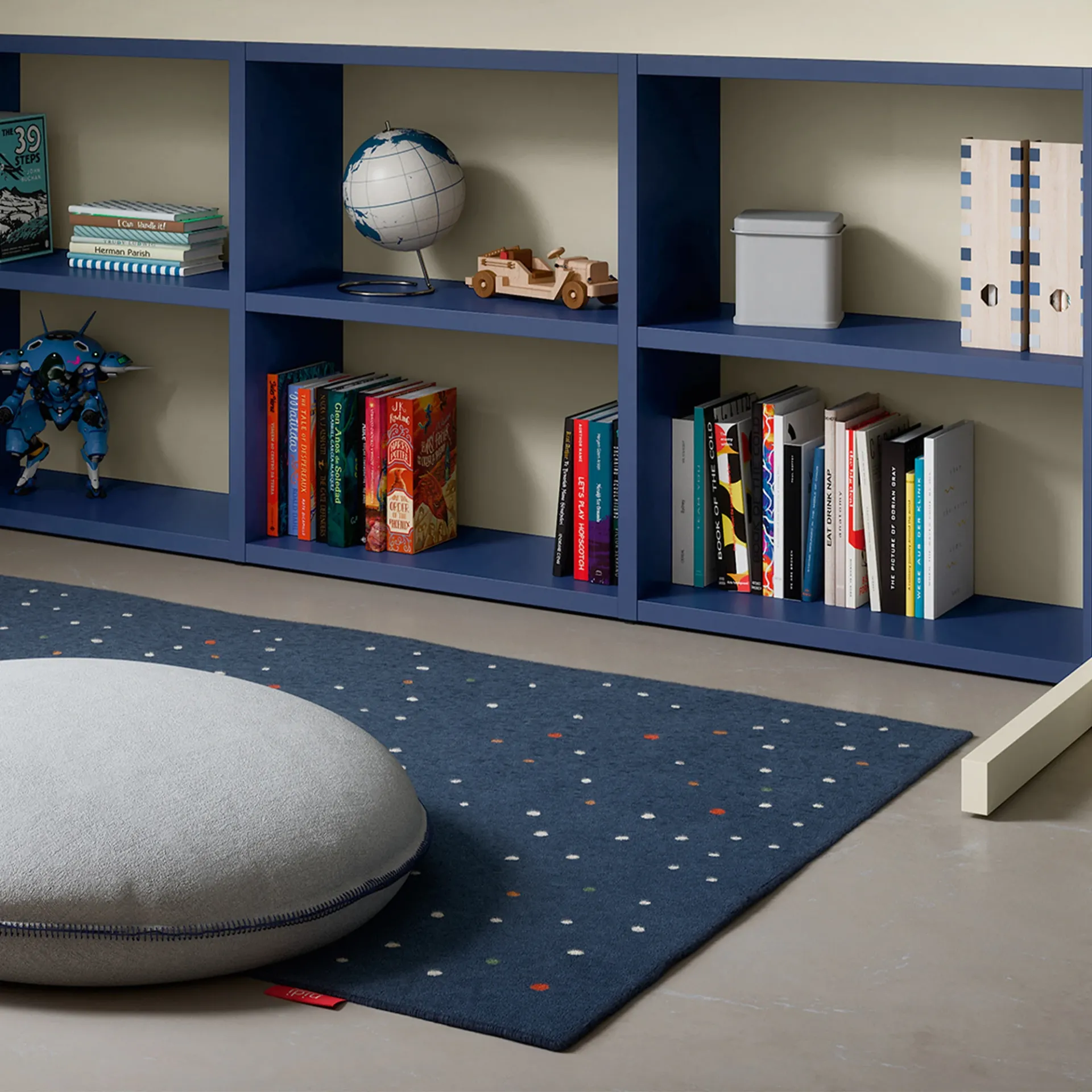 Tappeto Stars Nidi blu davanti alla libreria