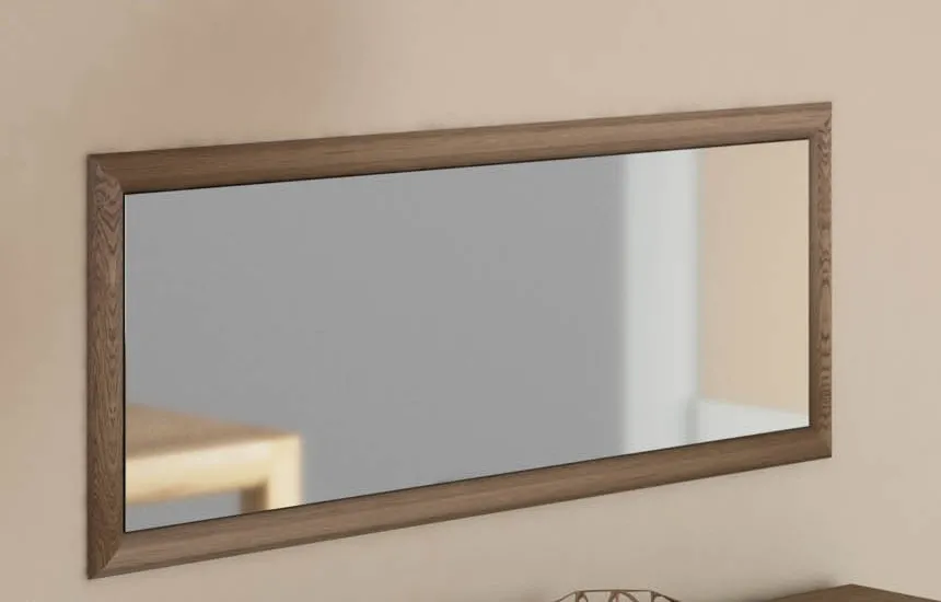 Specchio Origin Pizzolato con cornice in rovere appeso a una parete beige
