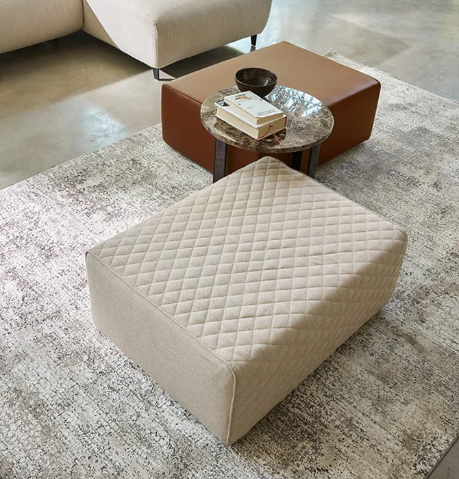 Pouf Palinuro Rosini chiaro con vassoio su un tappeto