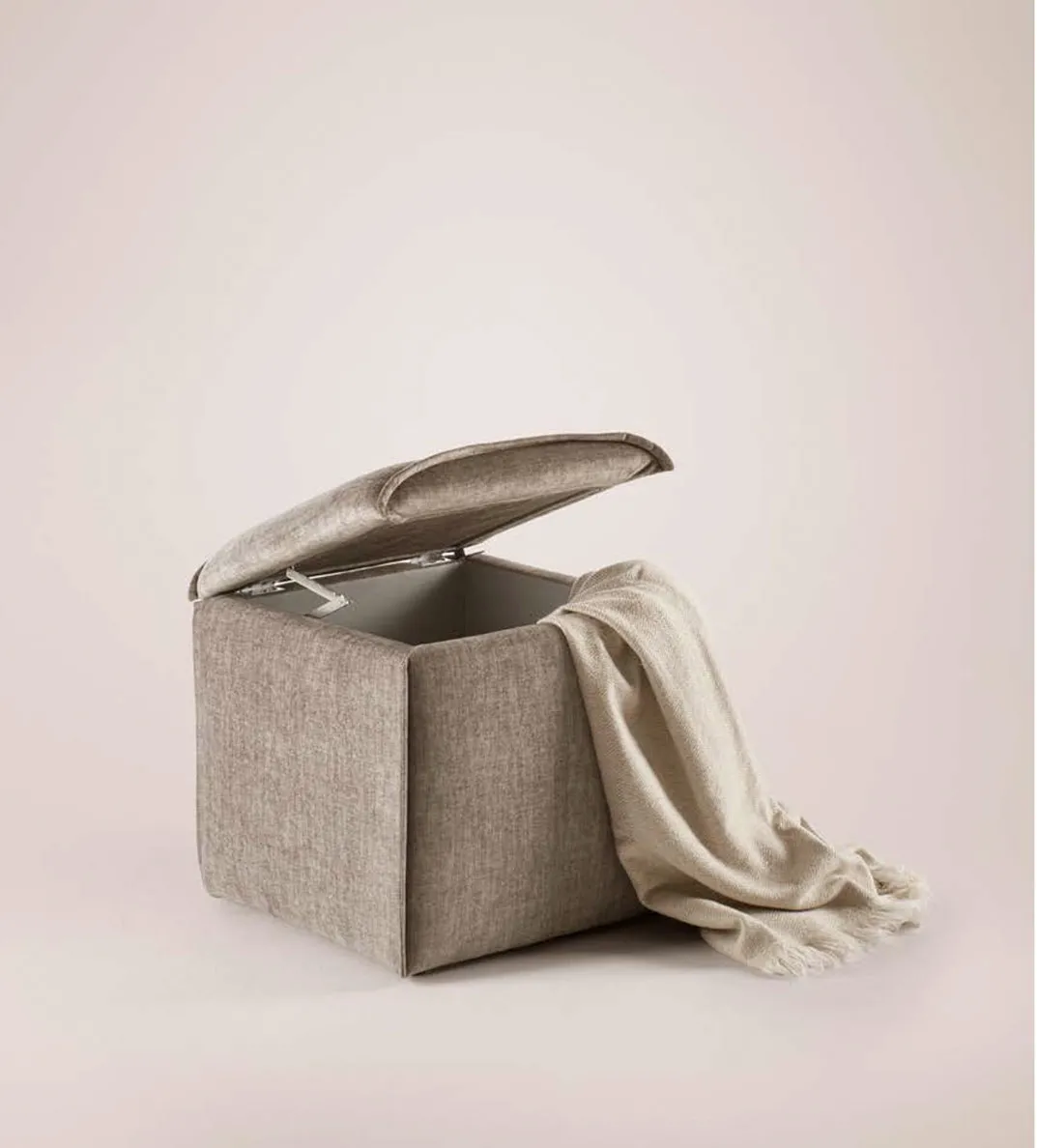 Pouf Ecrin Rosini con coperchio aperto e coperta