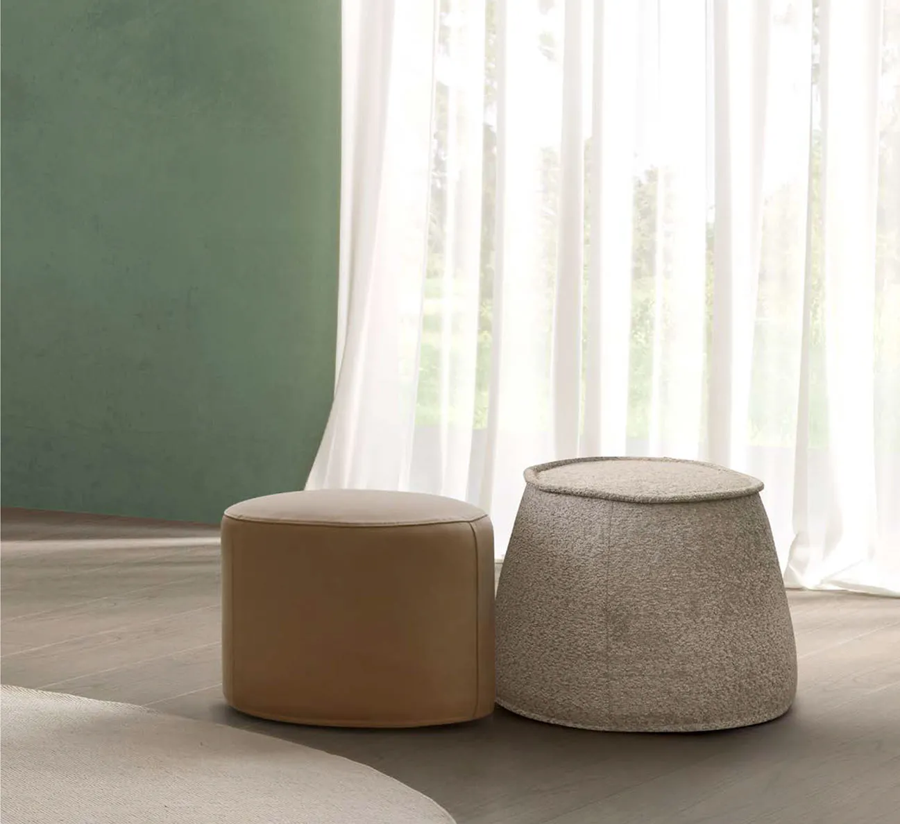 Pouf Argo Rosini color sabbia accanto alla poltrona