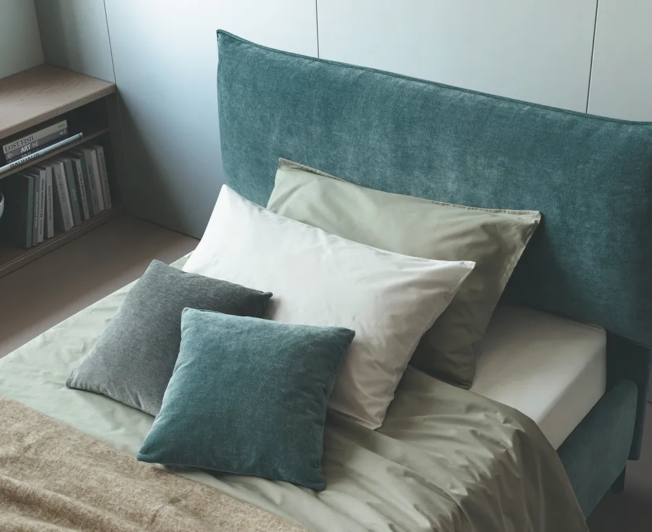 Cuscini quadrati 40x40 San Lorenzo su letto con testata verde