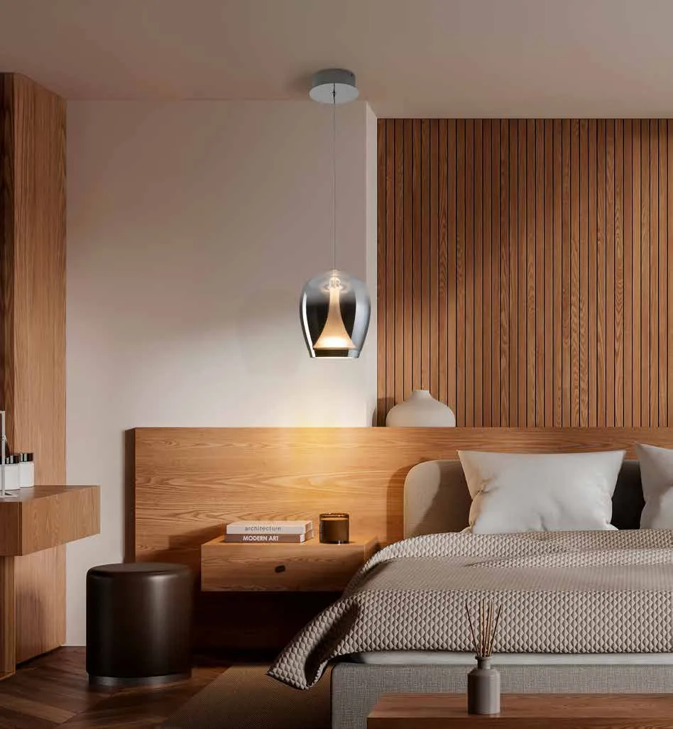 Lampada Suspiro Schuller sospesa accanto al letto in una camera con parete in legno