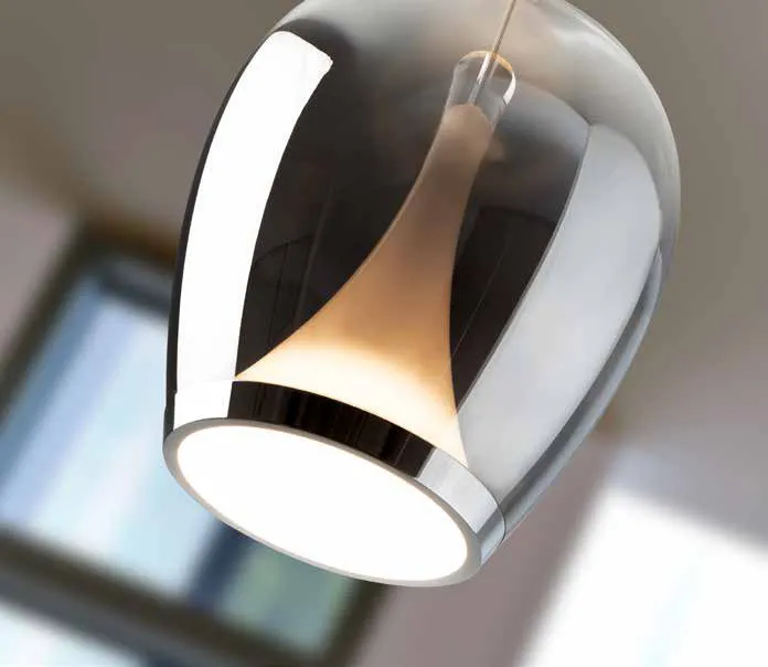 Dettaglio della campana in vetro e del diffusore opale della lampada Suspiro Schuller