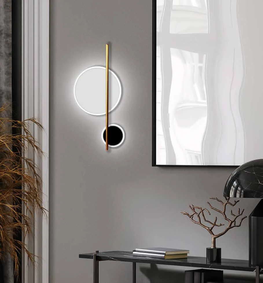 Applique Duo Schuller con due sfere opali su una parete chiara