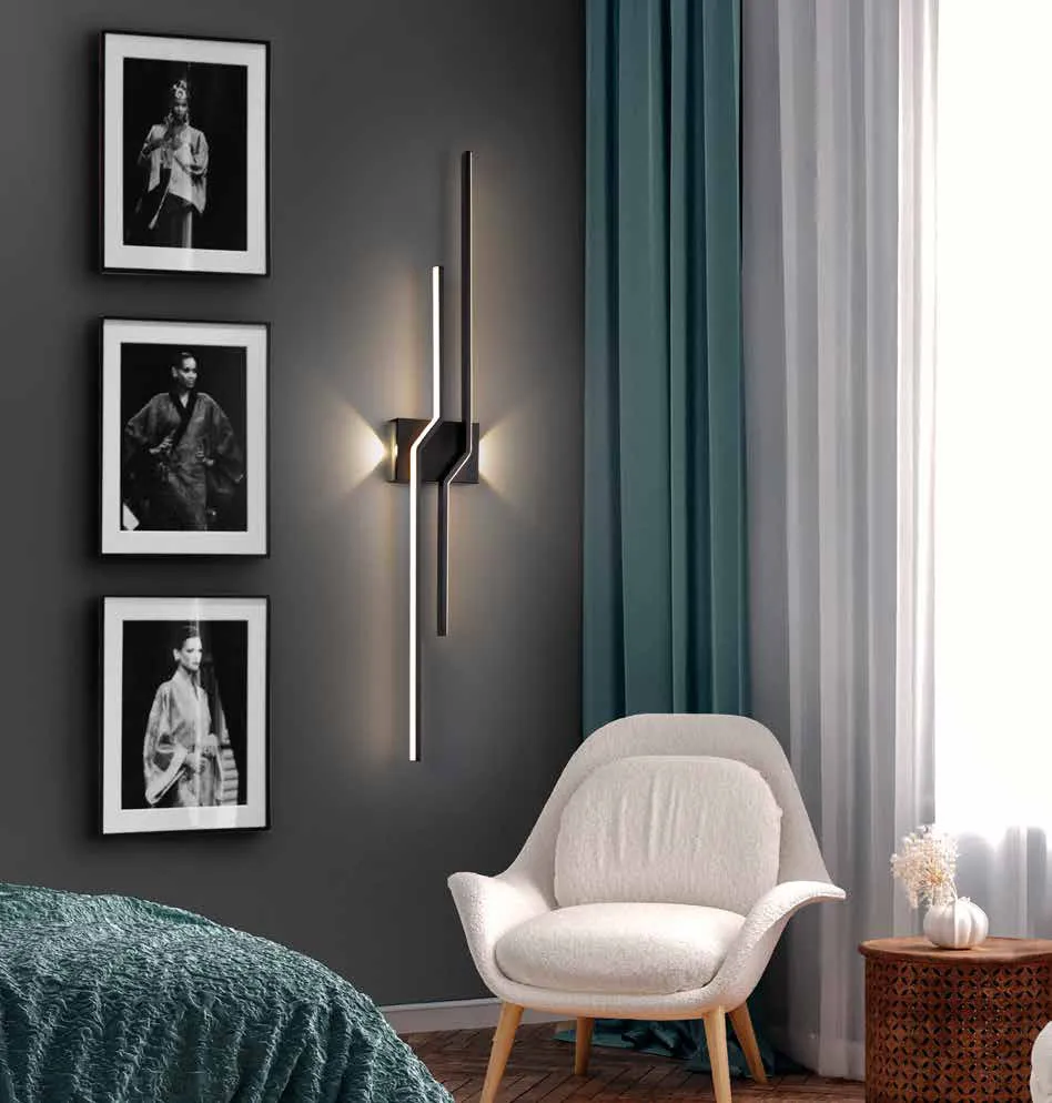 Applique Zigzag Schuller nera accanto a una poltrona bianca