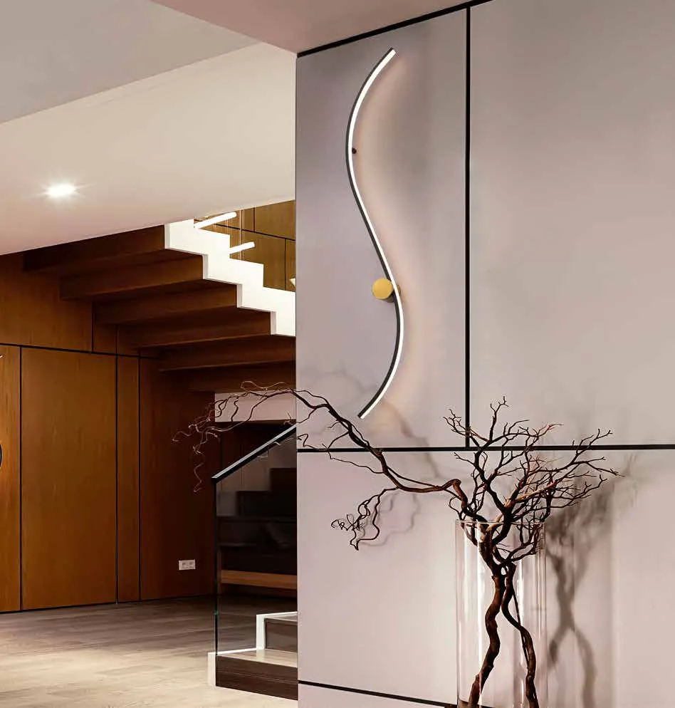 Applique curva Siloé Schuller vicino a una scala in legno