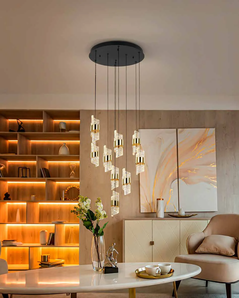 Grande lampada Iliada Schuller a cascata in un soggiorno con libreria illuminata