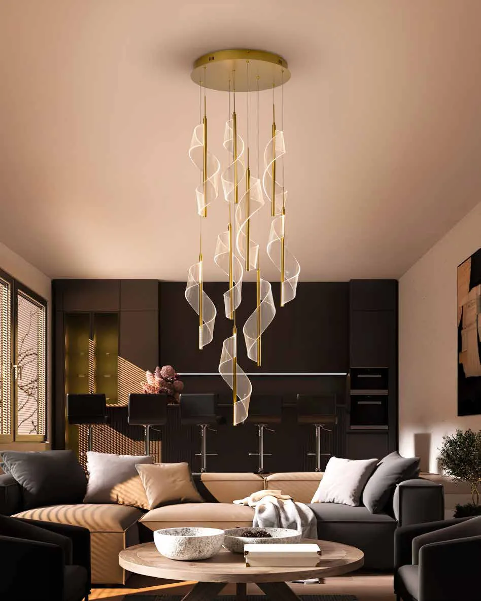 Lampadario Velas Schuller a 9 luci con vele in metacrilato in un soggiorno con cucina scura