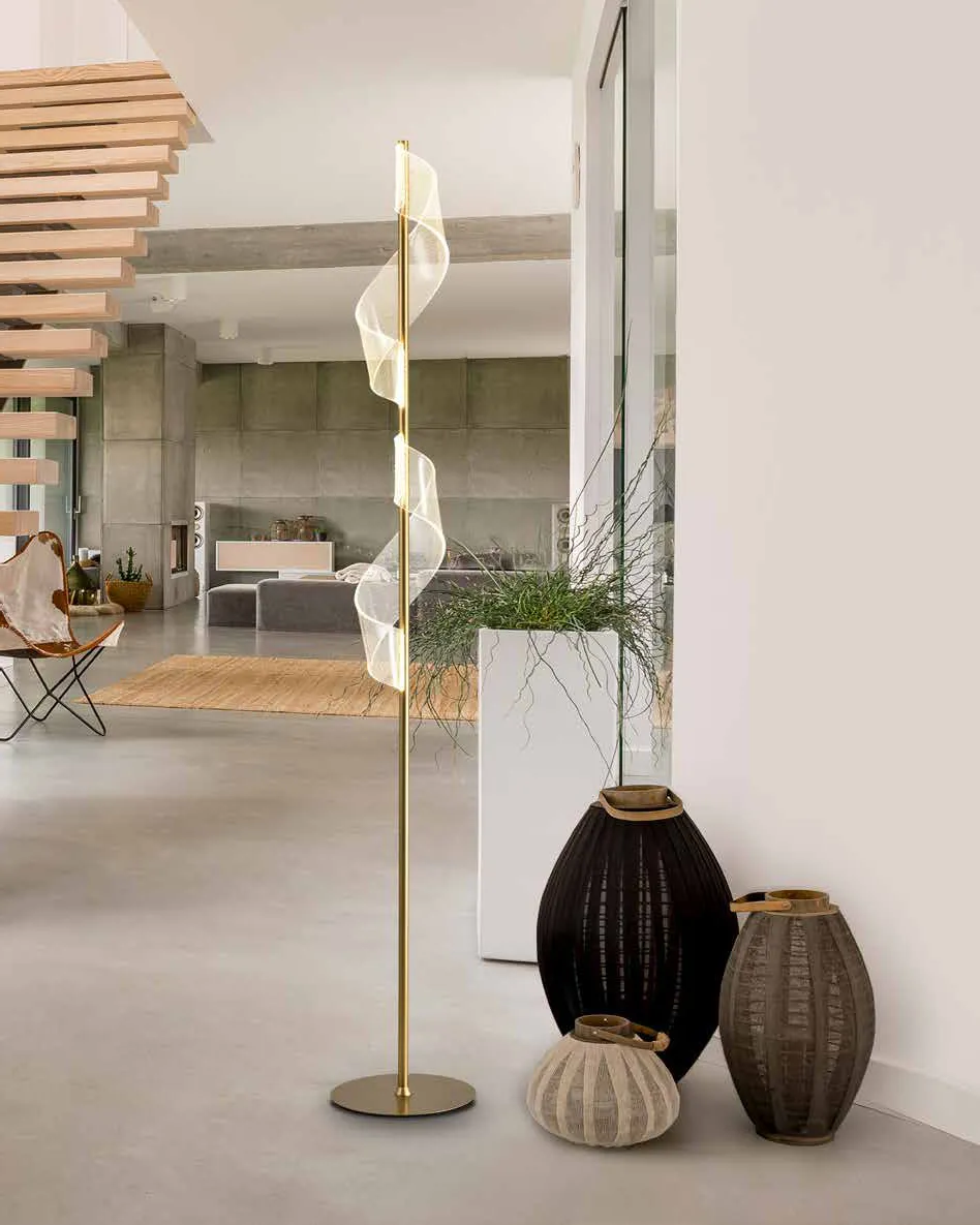 Piantana Velas Schuller con nastro luminoso a spirale in un ambiente con scala