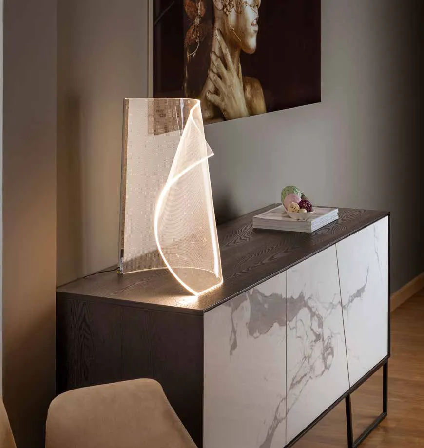 Lampada da tavolo Velos Schuller a lamina su una credenza