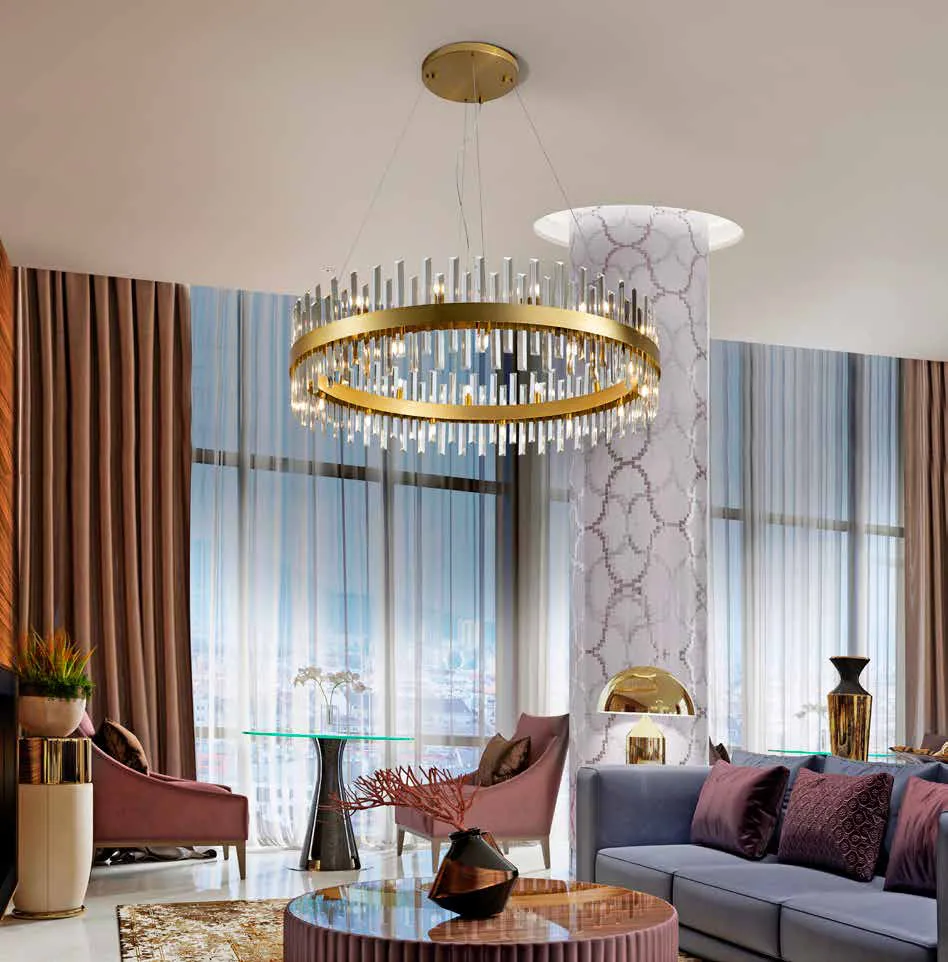 Lampadario tondo Grace Schuller oro con prismi di vetro in un soggiorno elegante