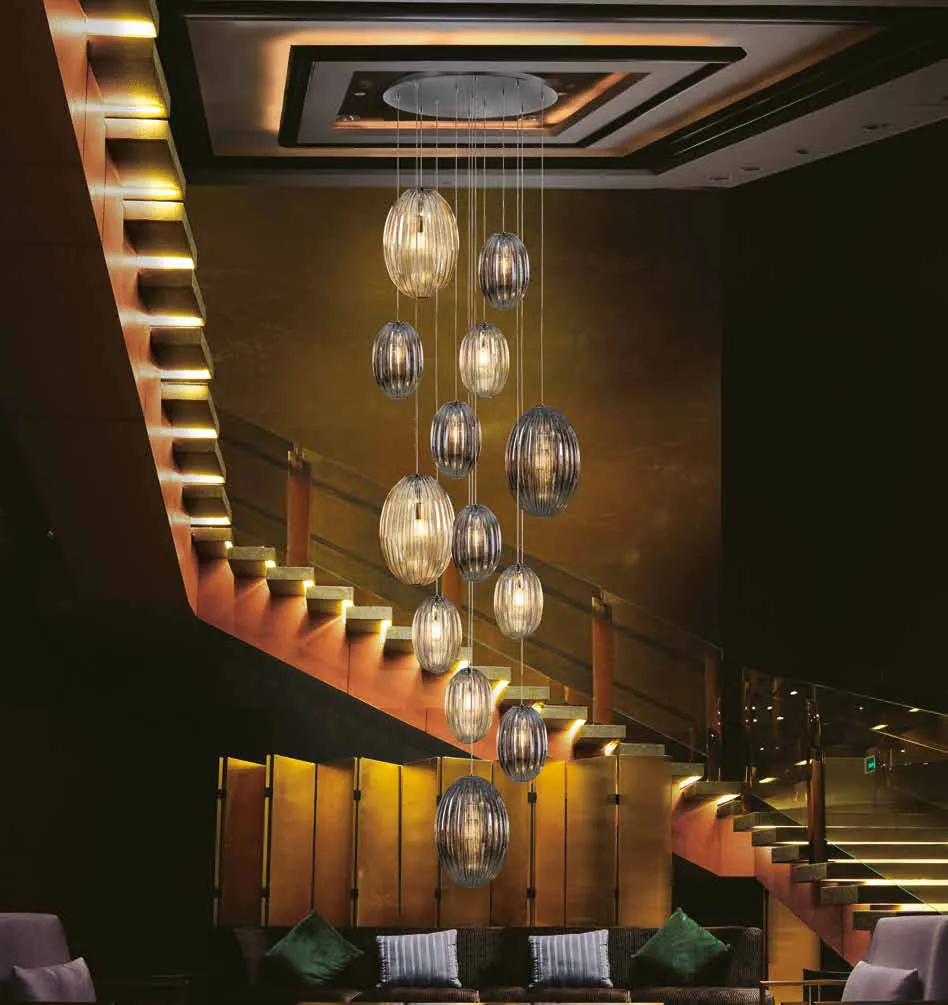 Lampadario Ovila Schuller a 13 luci lungo una scala illuminata