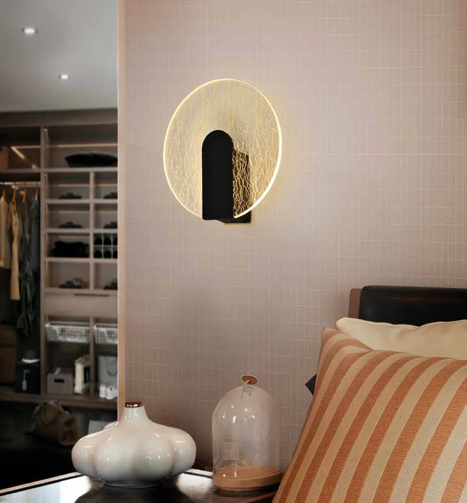 Applique tonda Auris Schuller con righe dorate sopra un letto