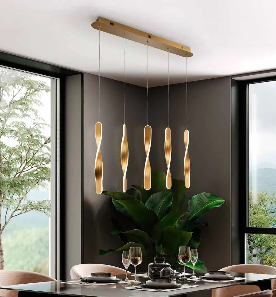 Sospensione Twist Schuller a 5 luci oro sopra un tavolo