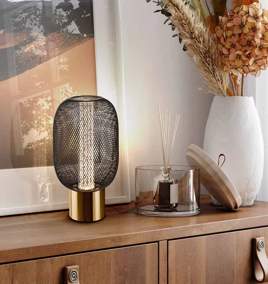 Lampada da tavolo Micrón Schuller su un mobile in legno