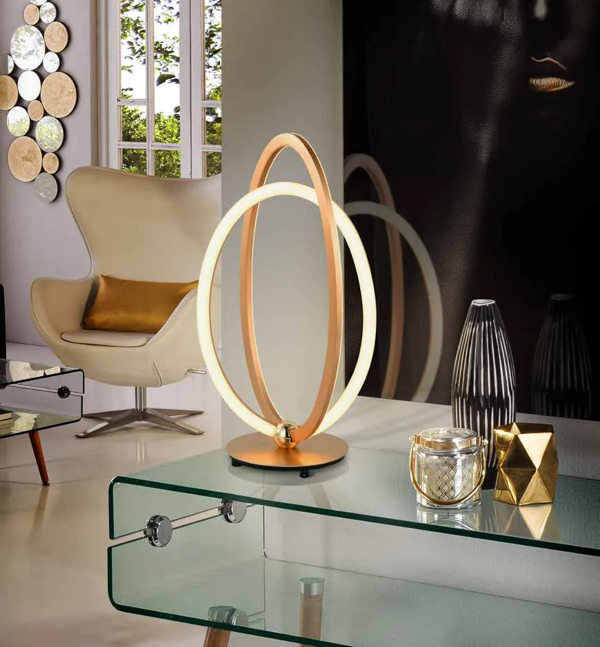 Lampada da tavolo Ocellis Schuller oro rosa su un tavolino in vetro