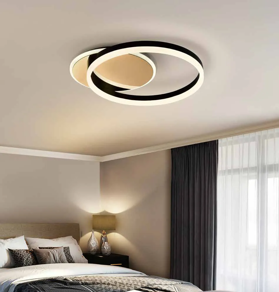 Plafoniera Oriel Schuller ad anelli oro e neri in una camera da letto