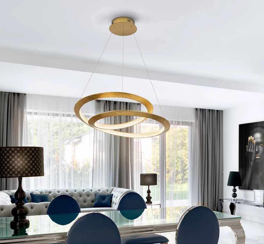 Lampada Eternity Schuller foglia oro sopra un tavolo con sedie blu
