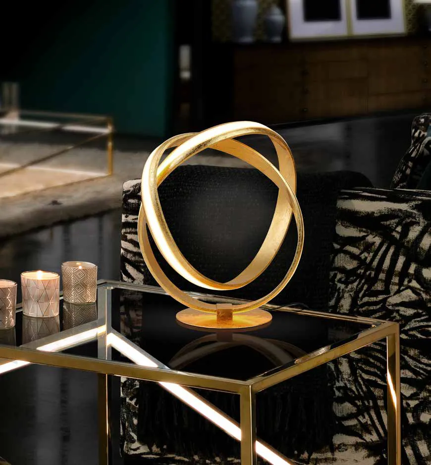 Lampada da tavolo Lazas Schuller in foglia oro su un tavolino