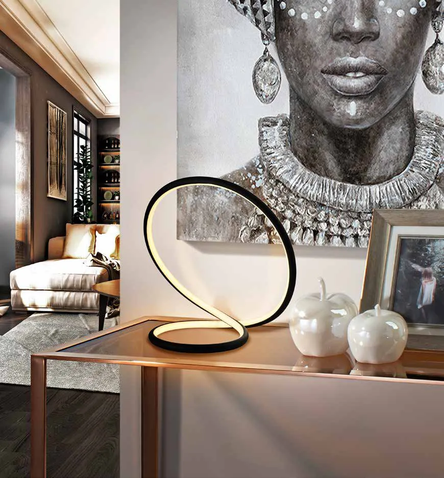 Lampada da tavolo Infinito Schuller nera su un mobile accanto a un quadro