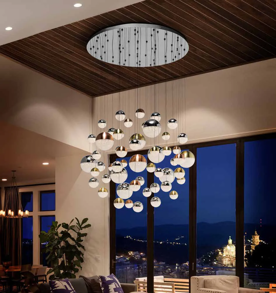 Grande lampadario Sphere Schuller a 55 sfere in un soggiorno con vista notturna