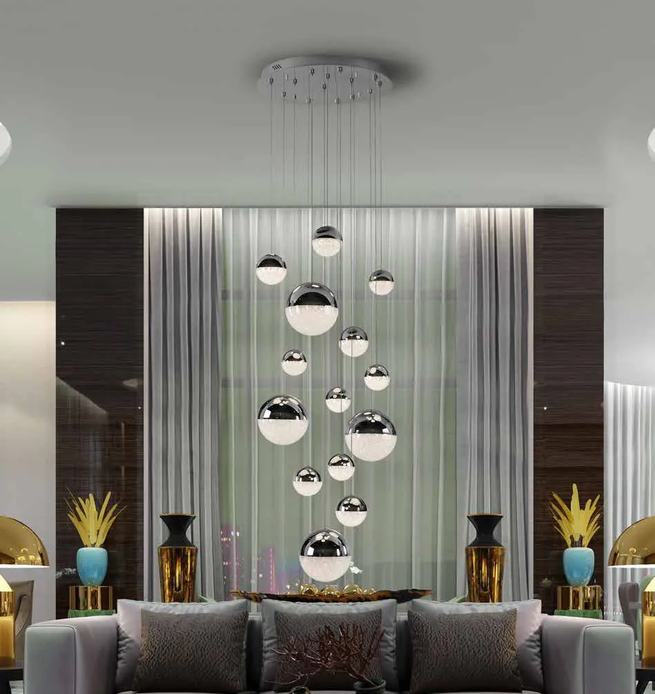 Lampadario Sphere Schuller a 14 sfere cromate e rame sopra un divano