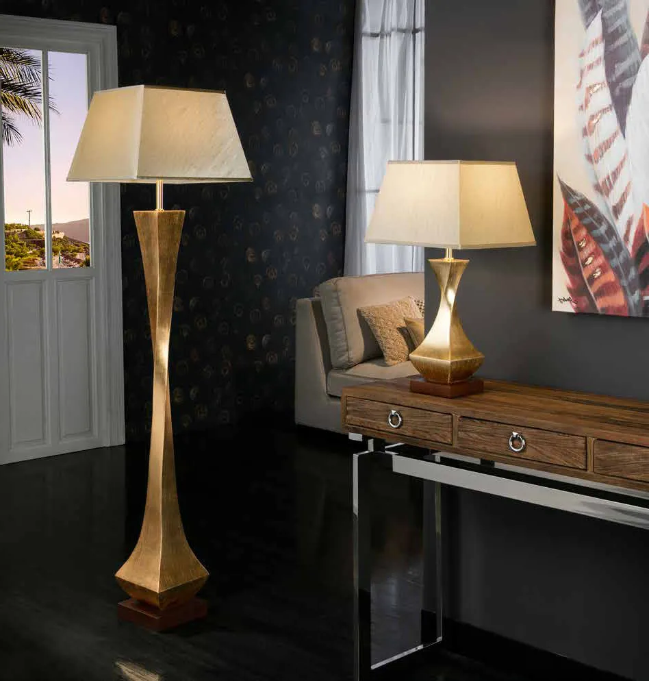 Piantana e lampada da tavolo Deco Schuller in foglia oro in un soggiorno