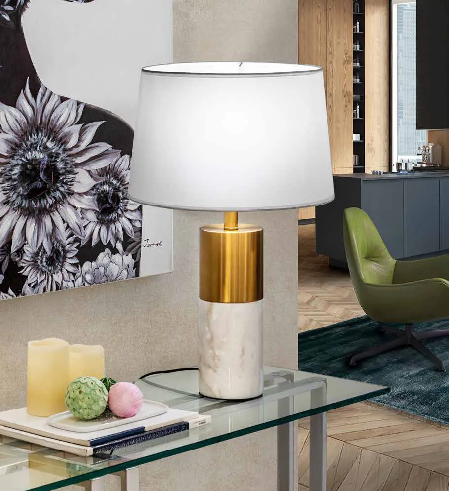 Lampada da tavolo Lucian Schuller in marmo bianco su un tavolino in vetro