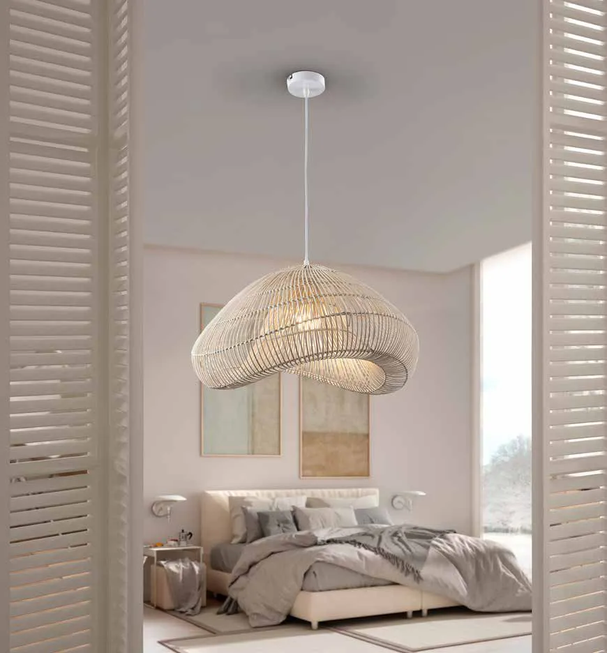Sospensione Sabah Schuller in rattan in una camera da letto