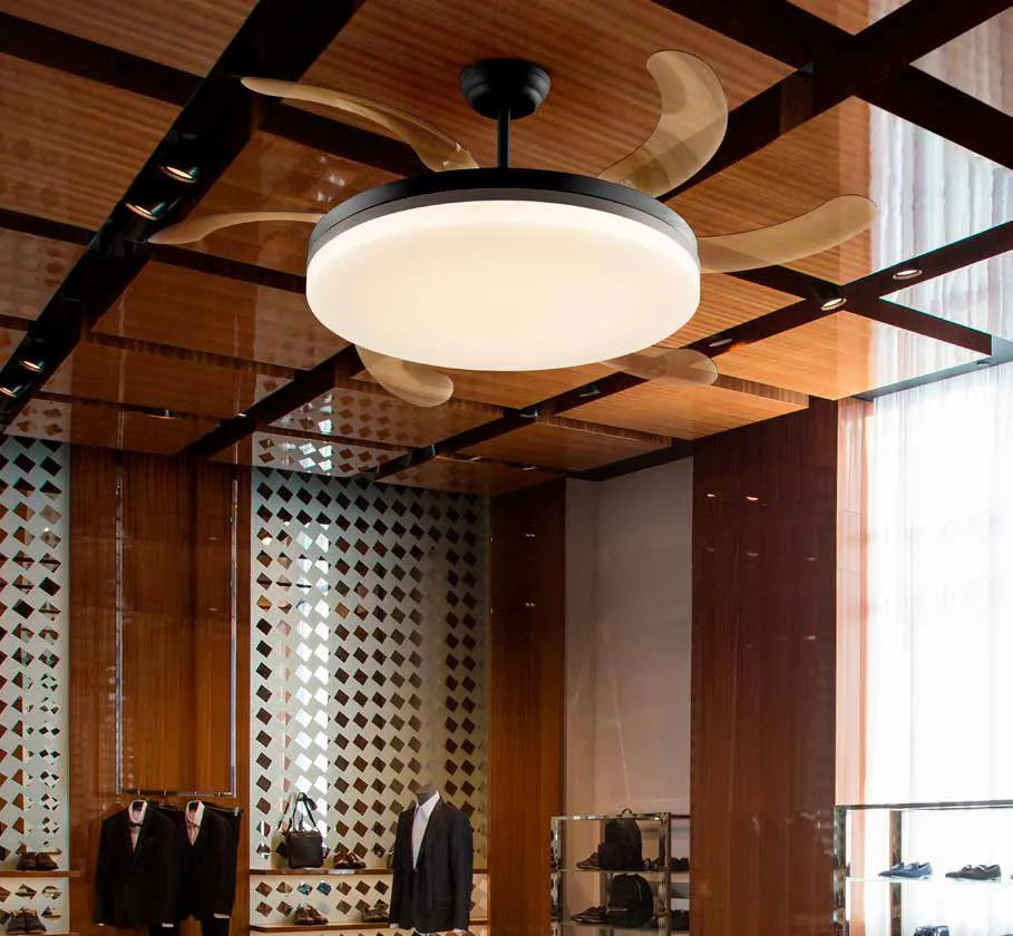 Ventilatore Vento Maxi Schuller bianco con luce accesa in un ambiente a doppia altezza