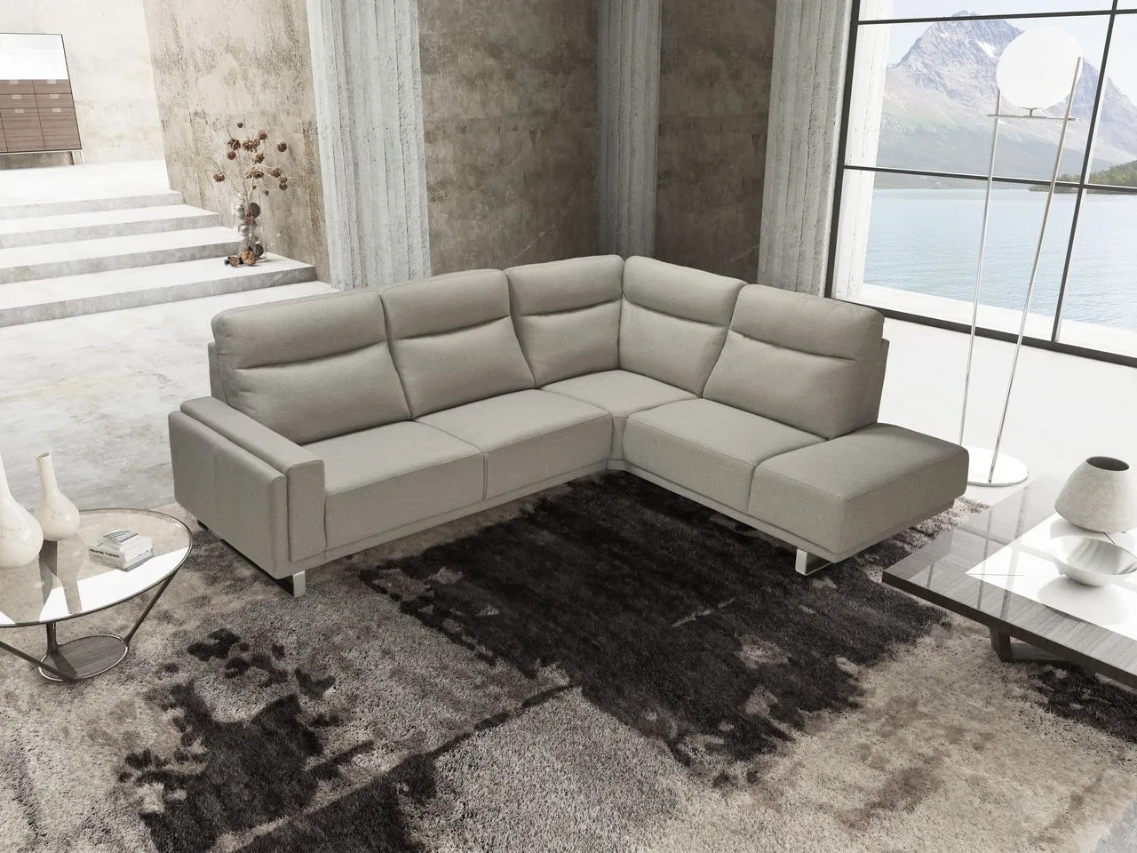 Divano angolare Margaret Max Sofà in tessuto grigio in un living con tappeto scuro