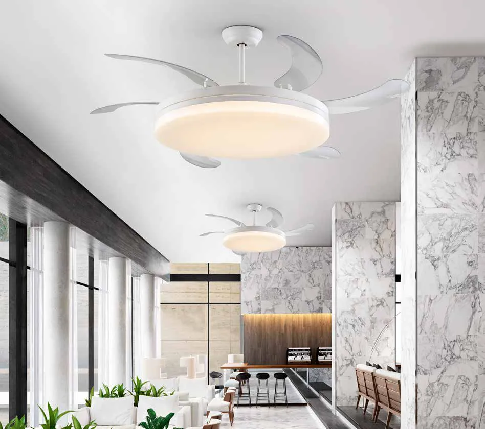 Ventilatori Vento Maxi Schuller con pale aperte in un open space