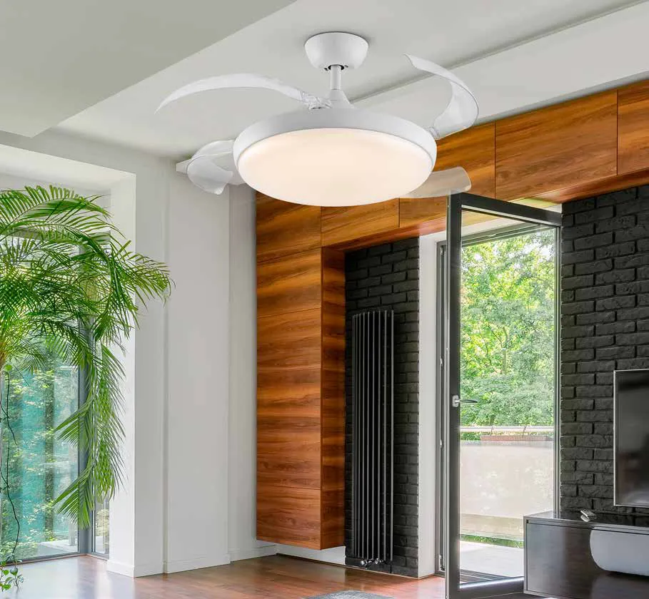Ventilatore Venturi Schuller bianco con pale aperte in un soggiorno con vetrata
