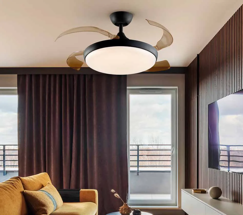Ventilatore Venturi Schuller nero in un soggiorno con tende scure