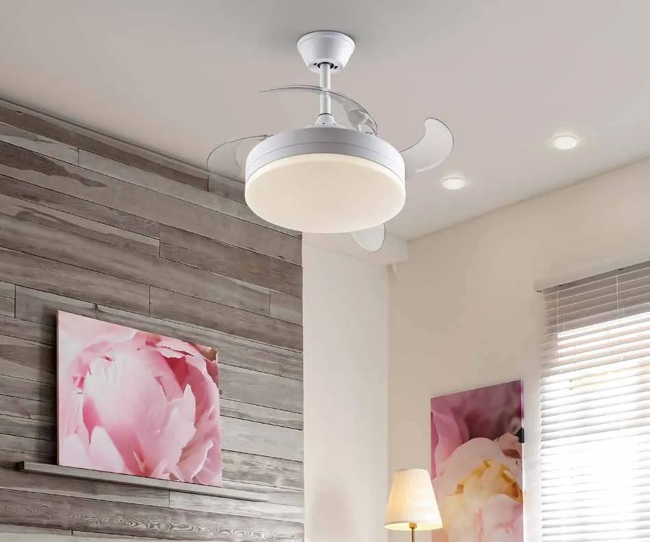 Ventilatore Vento Mini Schuller bianco in una camera con quadri
