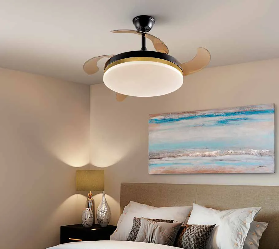 Ventilatore Vento Schuller nero con anello foglia oro in una camera da letto