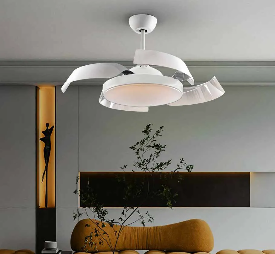 Ventilatore Enzo Schuller bianco con pale retrattili in un soggiorno