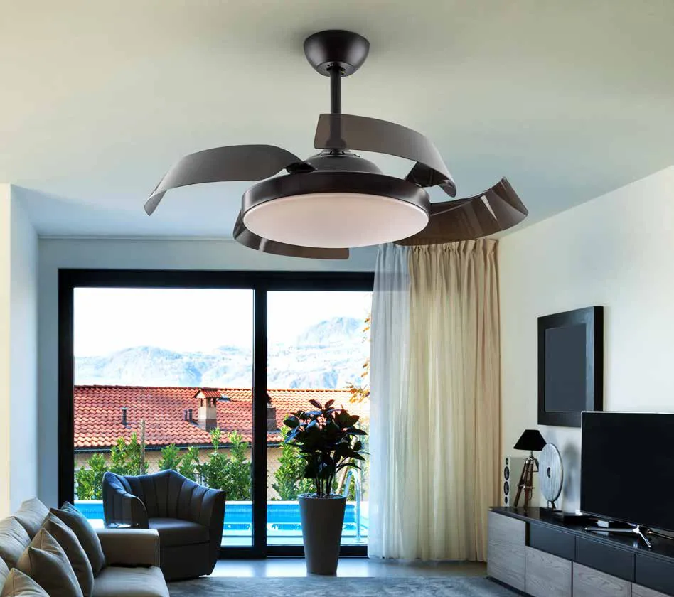 Ventilatore Enzo Schuller nero in un soggiorno con vetrate