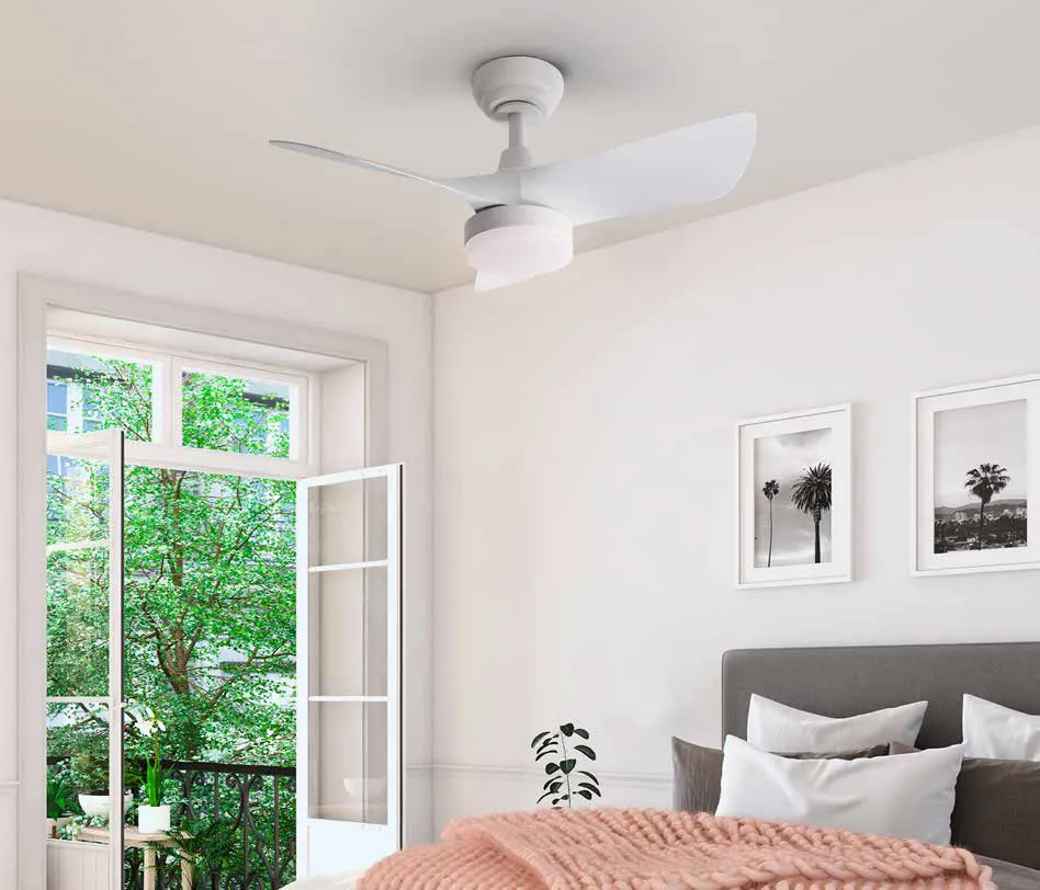 Ventilatore Tropic Schuller bianco a tre pale in una camera da letto