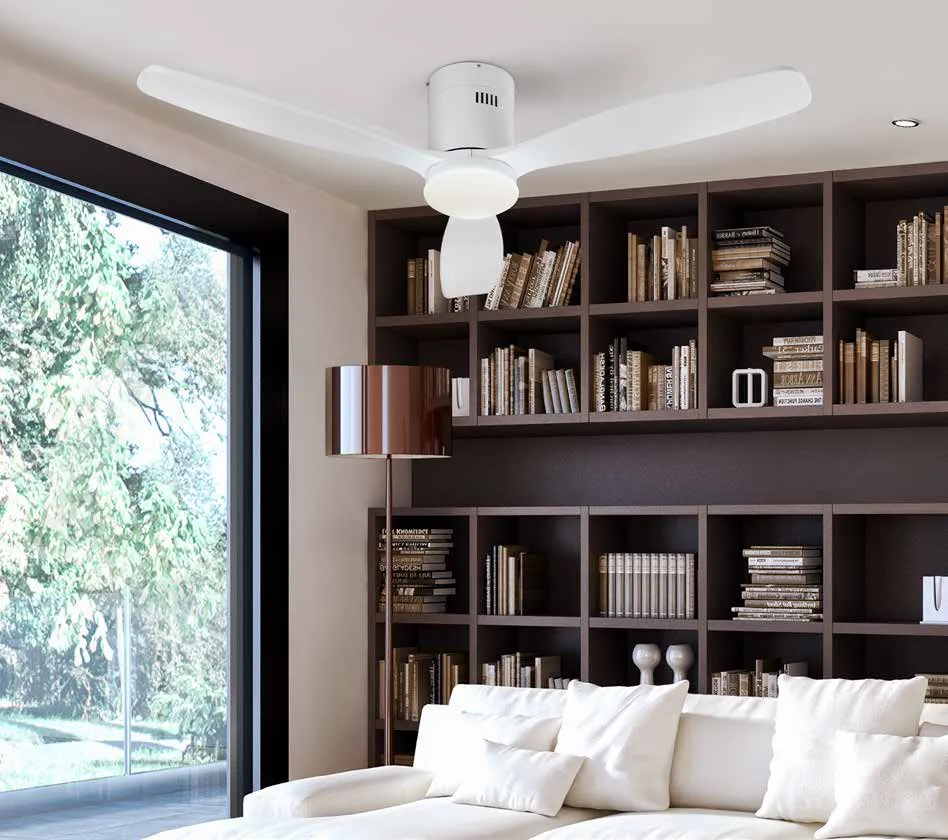 Ventilatore Siroco Schuller bianco in un soggiorno con libreria