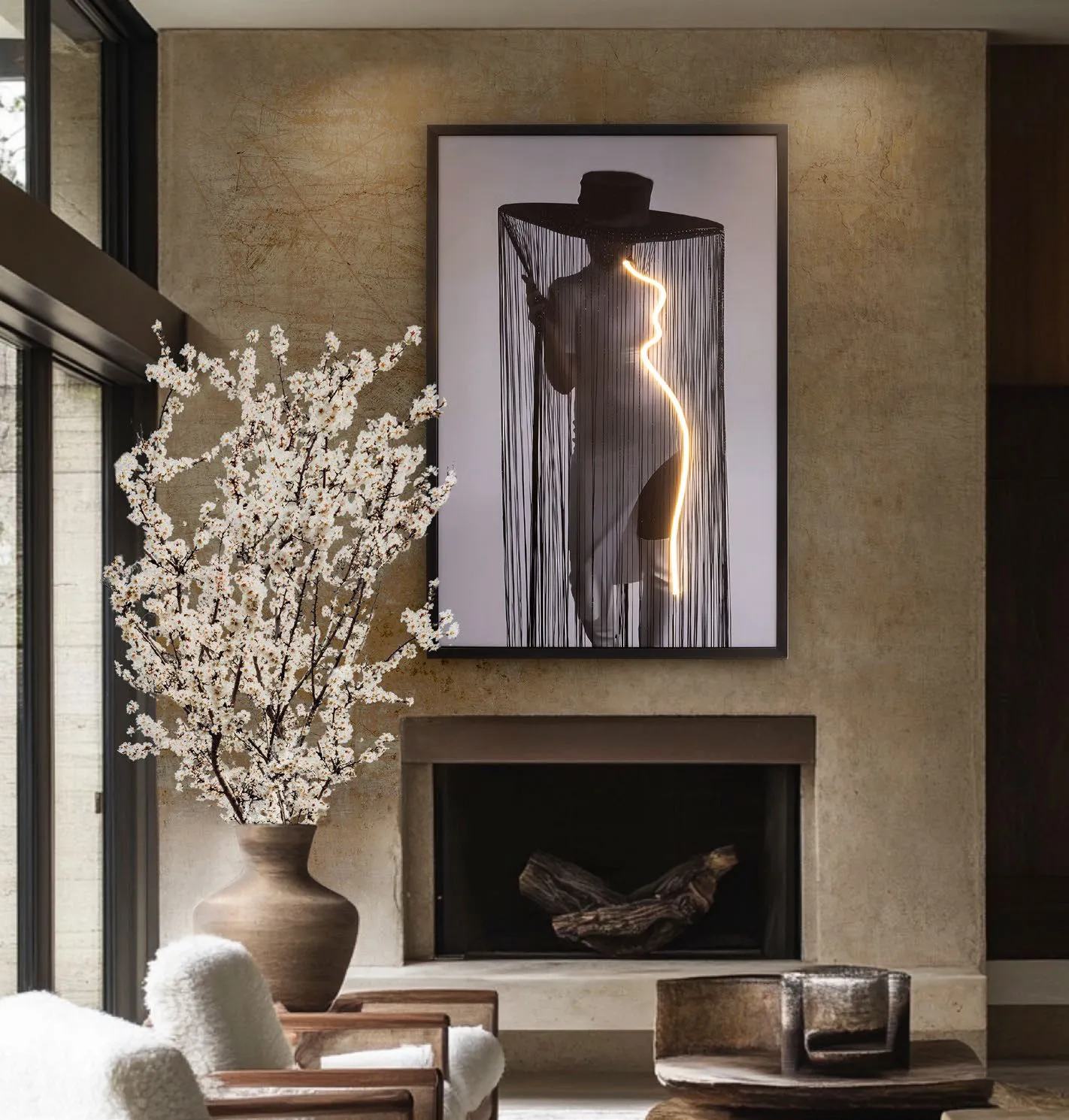 Quadro luminoso Diva Schuller con figura di donna col cappello accanto a un camino