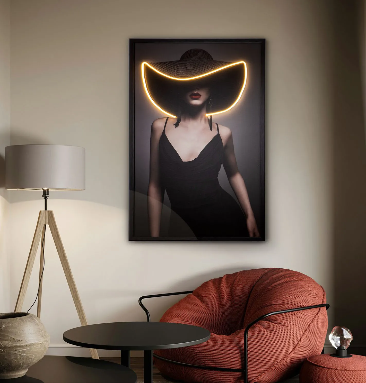 Quadro luminoso Pamela Schuller con cappello a tesa illuminato in un soggiorno