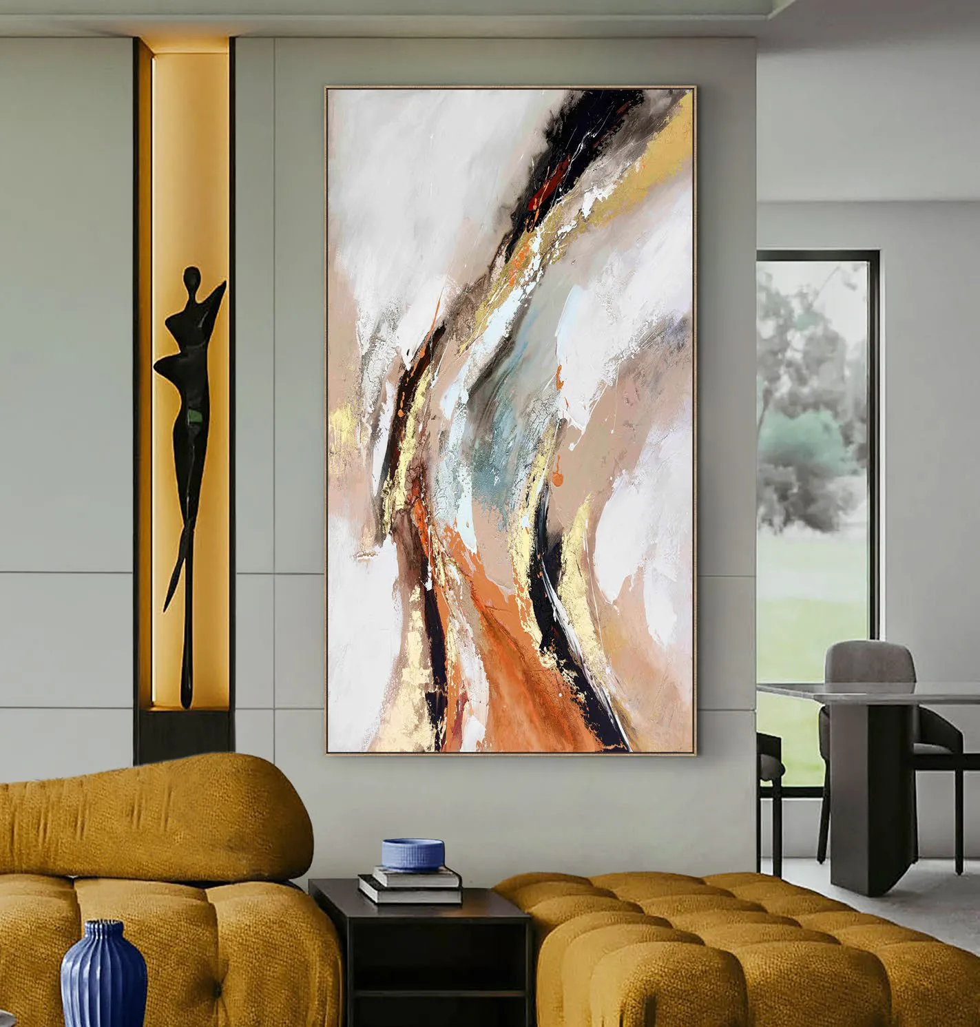 Quadro verticale Gestos Schuller con pennellata ambra e oro accanto a un divano giallo