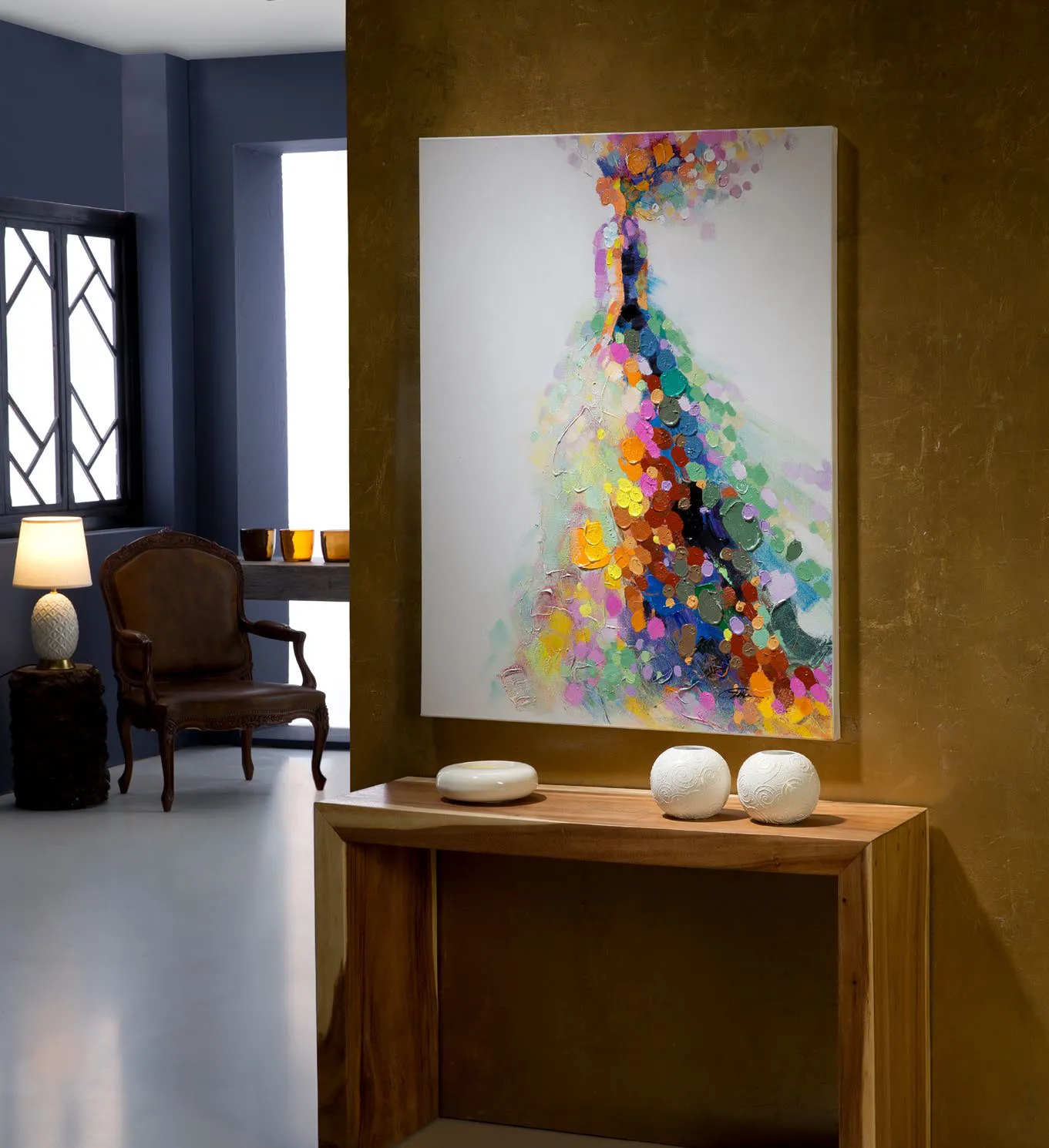 Quadro Gala Schuller con figura dall'abito colorato sopra una consolle